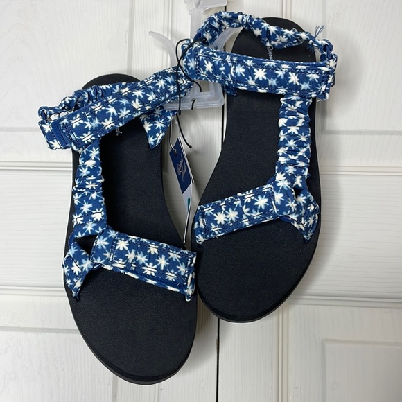 Universal Thread Shoes - Universal Thread Sandals size 8 NWT